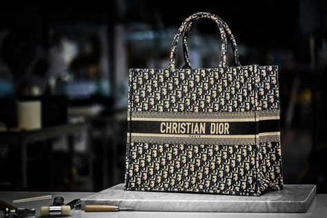 como saber si un bolso christian dior es original|dior book tote checker.